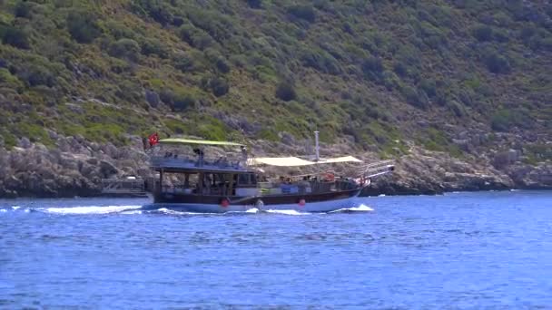 Sightseeing Båt Segling Sida Steniga Öar Havet För Båtturer Vanligtvis — Stockvideo