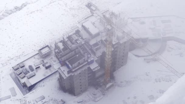 Snöfall Och Byggarbetsplats Arbetare Bygga Hus Dramatiska Väderförhållanden Vintern Byggande — Stockvideo