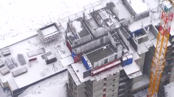 Snow Caída Los Trabajadores Del Sitio Construcción Construyen Casa Condiciones — Vídeo de stock