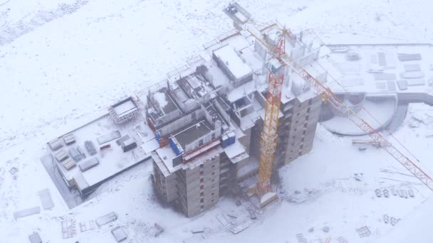 Sníh Padající Stavební Dělníci Stavět Dům Dramatických Povětrnostních Podmínkách Zimě — Stock video