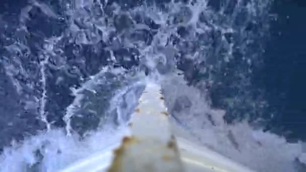 Πλώρη Ενός Λευκού Ξύλινη Βάρκα Ιστιοπλοΐα Στη Θάλασσα Μπροστά Από — Αρχείο Βίντεο
