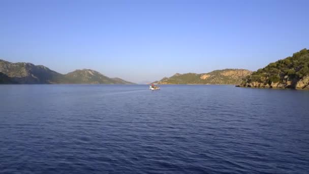 Turkiska Fiskare Som Fiskar Med Båt Till Havs Turkiet Fiskenät — Stockvideo