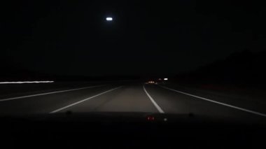 8K 7680x4320. Gece ışıkları ve şehir yollarındaki trafik. Hat kepenkleri gece karanlığında hareket ediyor. Araç farları. Bokeh etkisi ve şehir ışıkları..