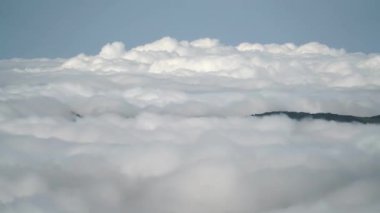 8K 7680x4320. Dağ zirvesinden süre aşımı. Yüksek irtifa. Hızlandırılmış bulut hareketleri. Bulutların üzerindeki iklim. Bulutların üstündeki manzara..