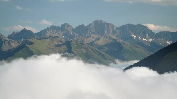 7680X432高耸的岩石峰覆盖在覆盖山谷的云彩之上高山的草原阿尔卑斯山山脉的山脉系统时间在云彩之上流逝的自然 云海山顶山脉系统带 — 图库视频影像