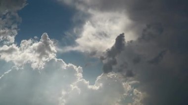 8K 4320p 7680x4320. Gökyüzünde karışık bulutlar. İnce beyaz ve koyu kalın katmanlar. Farklı bulut katmanları yer değiştirir. Değişken hava durumu.