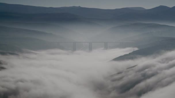 7680X4320 Puente Carretera Las Nubes Sobre Valle Bajo Niebla Cubierta — Vídeo de stock