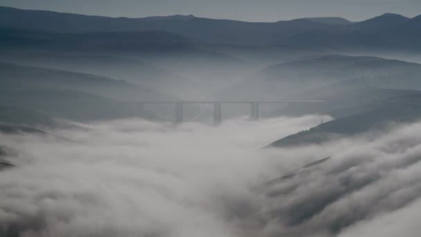 7680X4320 Highway Bro Molnen Över Valley Täckt Dimma Och Moln — Stockvideo