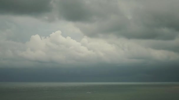 7680X4320 Storm Cloud接近強い暗い黒い泡雲 危険な 自然災害天気 Nimbostratusマルチレベルです 灰色のアモルファス ほぼ均一な雲 — ストック動画
