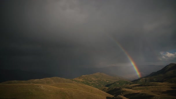 7680X4320 4320P Rainbow嵐の雨やほこりの雲の後 豪雨と豪雨の前に 大陸性陸生気候 木のない不毛の草原の丘 — ストック動画