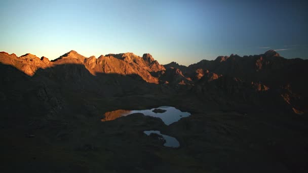 7680X4320 Morning Sunrise Lights Reflected Rocky Peaks High Altitude Mountain — ストック動画