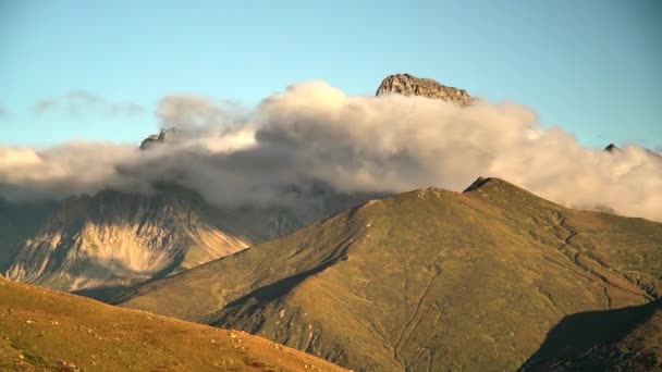7680X4320 Pico Rocoso Montaña Detrás Prados Tundra Gran Altitud Nubes — Vídeos de Stock