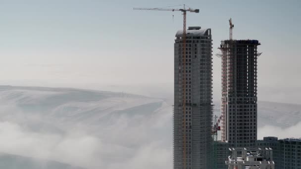 7680X4320 雲の上の高層ビル雲と霧の上の高層ビル雲の上の高層ビル群霧の都市部の建物の仕事のサイト都市の高層ビル群の眺め時間経過建物の建築作業 — ストック動画