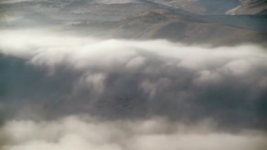 8K 7680x4320 60p 60 fp. Muhteşem meteorolojik olay. Akan şelale bulutları çok nadir görülür. Sis bulutsu damlacıkları veya havada asılı duran buz kristallerinden oluşur..