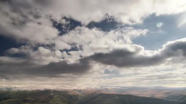 7680X432消失的层积云 多云的洁净的天空 雪山和缓慢的低洼地 丘陵地带消失的云彩天气风蚀下午的背景 — 图库视频影像