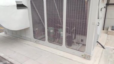 8K 7680x4320.Senkronize yoğunlaştırılmış elektrik düzenlemesi. Güç şebekelerindeki motor faktör düzeltmeleri için kapasitörler. Elektrik motorlu motor sistemi endüstriyel jeneratör dönüştürücü dönüştürücüsü..