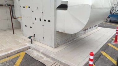Senkronize Yoğunlaştırıcıyla Elektrik Yönetmeliği. 8K 7680x4320.Senkronize yoğunlaştırılmış elektrik düzenlemesi. Güç şebekelerindeki motor faktör düzeltmeleri için kapasitörler. Elektrik motorlu motor sistemi endüstriyel jeneratör dönüştürücü dönüştürücüsü..