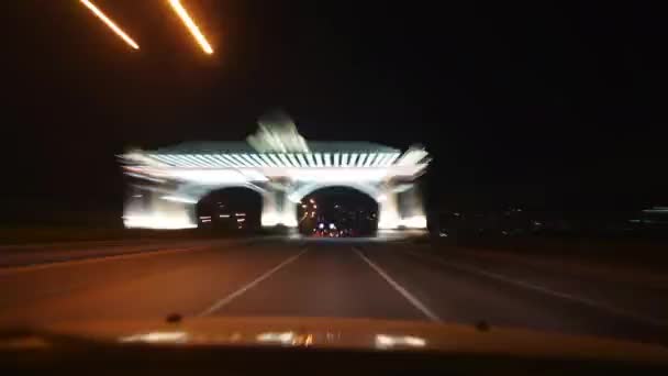 7680X4320城市道路上的夜灯和交通 从驾驶舱内慢慢地关闭 汽车在夜间黑暗中行驶 车辆在灯光下行驶 爆炸效果和城市照明 高速道路 — 图库视频影像