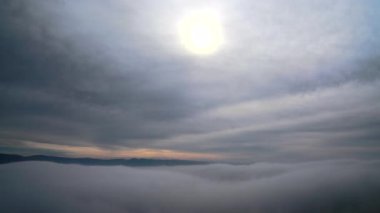 Sinema 8K 7680x4320.Bulut zamanının iki farklı katmanı. Dağ zirvesinden bulutların üzerinde. Geniş bir manzara. Sis denizi Stratus 'tan oluşur. Foggy Valley Mount Doğa Tepesi, muhteşem güzellikte..