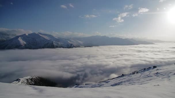 7680X432云海从山上俯瞰云彩 冬天雪山山坡上的雪 阳光明媚的日子里 时间流逝的自然 山谷背景云雾雾蒙蒙的电影美感 — 图库视频影像