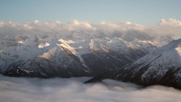 Vysoké Skalnaté Vrcholy Nad Mraky Pokrývající Údolí Louky Alpských Horách — Stock video