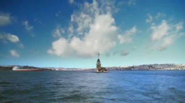 8K 4320p 7680x4320. İstanbul Boğazı 'ndaki Tarihsel Bakire Kulesi. Leander' s Leandros Kulesi, ortaçağ Bizans döneminden beri Uskudar 'ın güney girişindeki küçük bir adada bulunan bir kuledir. 