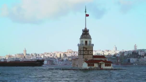 4320P 7680X4320 20ボスポラス イスタンブール トルコの歴史的乙女塔中世ビザンチン時代以来のレアンドロス塔は ウスクダルルの海岸の南の入り口にある小さな島の塔です コンスタンティノープルの望楼海 — ストック動画
