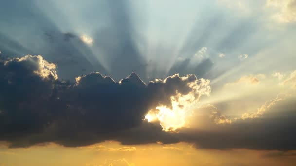 7680X4320 Nubes Místicas Atardecer Espectaculares Movimientos Nubes Rayos Sol Por — Vídeos de Stock