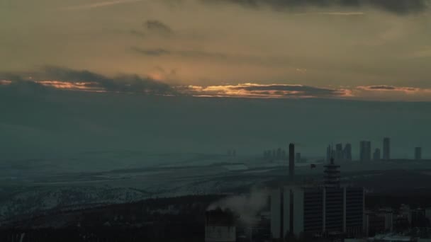 7680X4320 겨울해질 도시의 Smokestack Chimneys Industry Cityscape 자연에 — 비디오