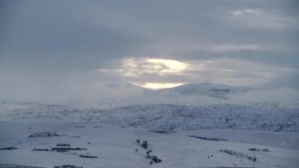 7680X4320 雪の丘から雪が降り始めます 日当たりの良い冬の地形の山の丘 雪に覆われた土地で雲の動きに近づいて — ストック動画
