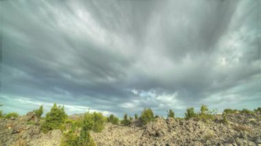 8K 7680X4320 HDR zaman geçişi. Katı lav kayalarıyla kaplı bazalt ovası, bazaltik lavın hızlı soğumundan oluşan alışılmadık volkanik bir kayadır..