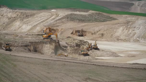 7680X4320ブルドーザーとショベルは 黄色の地球トラックに土壌をロードします 砂などの緩い材料を輸送するために使用されるダンパー 建設のための砂利 掘削掘り 作業現場産業の畏敬の念 — ストック動画