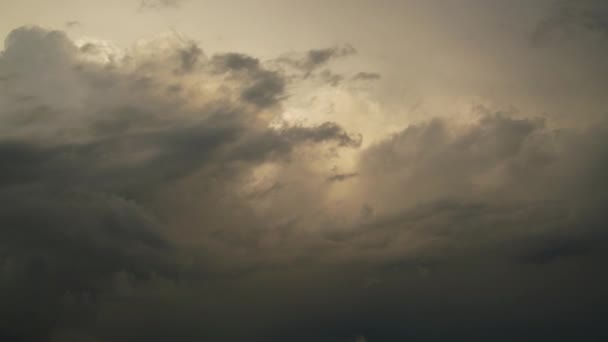 7680X4320P Толстые Темные Грозовые Облака Покрывающие Небо Приближение Грозового Облака — стоковое видео