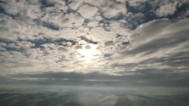 8K 4320p 7680x4320.Çin 'in soğuk ve karlı kış mevsiminde coğrafyası. Güneş ışınları ya da güneş ışınları, bulutların arkasından yayılan bir güneş ışınıdır. Bulutlu hava, soğuk, dondurucu soğuk, buzlu, buzlu, zaman arkaplanı hızlandırır.