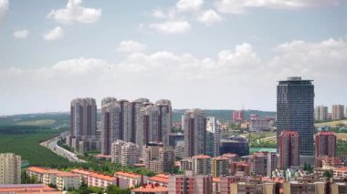 8K 7680X4320.Şehir manzarası yüksek gökdelen konutlarından oluşuyor. Kalabalık, yoğun ve yorucu bir yerleşim yeri. Planlanmış ve organize edilmiş. Kentsel zaman aşımlı yaz kasabası binaları Karachi Pakistan.