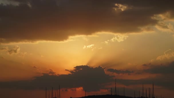 高アンテナタワーの後ろに8 7680X4320 4320P アンテナタワー技術部分的に曇ったクリアリング雲の雲の雲の風景太陽の光の建物の太陽の線晴れた日の終わり壮大な美しさの性質8 — ストック動画