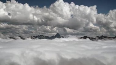 8K 7680X4320.Andean And Dağları 'nın Rocky tepeleri bulutların üzerinde yükselir. Zincirleme yüksek arazi coğrafyası topoğrafya dağları yamacı yamaç tepeleri zirvesi.