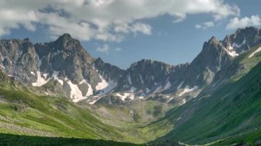 8K 7680X4320.U şekilli yalaklar şeklindeki buzul şekilli dik kenarlar düz buzullar, kazınan kayalar dengesiz doğa, buzlu buzul vadisi, yüksek irtifa, kayalık kayalar, yüksek irtifa..