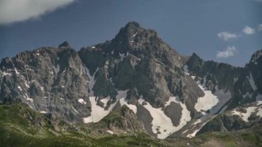 8K 7680x4320. Kanada ve Kuzey Amerika 'nın en yüksek dağı. Logan Dağı Hubbard buzullarının kaynağıdır. Logan Dağı 'nın zirvesi, Yukon Dağları' nın doğası.