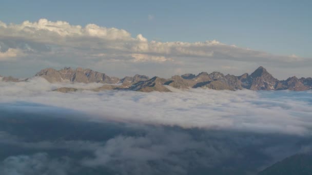 7680X4320 Skikt Över Och Molnskiktet Klippiga Bergstoppar Högt Över Molnet — Stockvideo