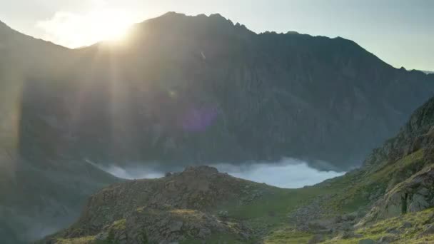 Ηλιοβασίλεμα Στην Ομιχλώδη Κοιλάδα Μεταξύ Των Βουνών Αλπικό Ηλιοβασίλεμα Λιβάδι — Αρχείο Βίντεο