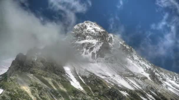 7680X432雪山的最高峰形状是对称的金字塔 时间在自然界中消逝 高海拔的山给地形带来了陡峭的地形 山脊丘陵山顶令人敬畏 — 图库视频影像