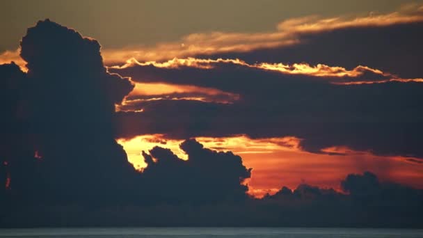 7680X4320 令人惊奇的日落色从云层后面掠过大海 海洋中的天气和混浊的云彩 风暴过后 云彩消散了 — 图库视频影像