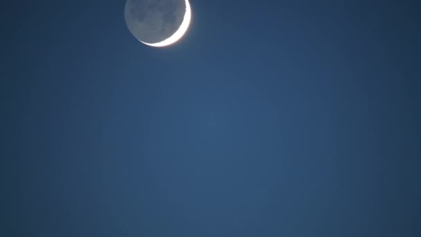 7680X4320 三日月の暗い側 メガズーム望遠鏡で細い月のクレーター 月齢太陽系の月の宇宙夜 — ストック動画