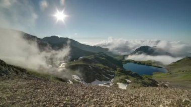 8K 7680X4320. Gerçekten yüksek rakımlı dağ gölü. Dağlar eriyen buzullar. Tatlı su kaynağı. İklim bölgesi, tundra zirvesi.