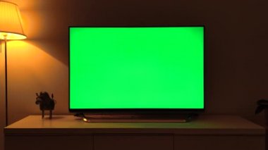 8K 7680x4320. Yeşil ekran görüntüsünü değiştirmeye hazır. Chroma Key efekti. Düz ekran TV monitörü. Arka plan alfa teknolojisi görüntüleme sunumu ev ofisinin sabit zoom ekranında televizyon kulesini oluşturur