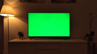 8K 7680x4320. Yeşil ekran görüntüsünü değiştirmeye hazır. Chroma Key efekti. Düz ekran TV monitörü. Arka plan alfa teknolojisi görüntüleme sunumu ev ofisinin sabit zoom ekranında televizyon kulesini oluşturur