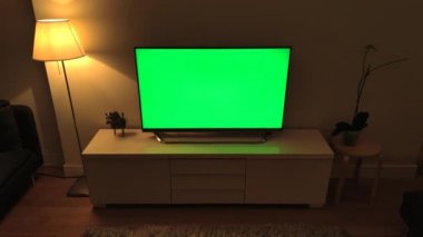8K 7680x4320. Yeşil ekran görüntüsünü değiştirmeye hazır. Chroma Key efekti. Düz ekran TV monitörü. Arka plan alfa teknolojisi görüntüleme sunumu ev ofisinin sabit zoom ekranında televizyon kulesini oluşturur