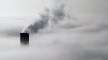 8K 7680x4320. Endüstriyel şehirde kirli bacalar. Kirli duman bulutları. Bulutlar denizi. Zehirli atmosfer buharı buhar buharı. Hava kirliliği sanayileşme bacaları. 