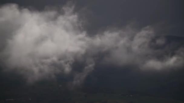 7680X4320潮湿的空气在云中凝结潮湿的空气湿热的天气 冷干的空气碰撞蒸发稀释稠密的蒸汽云雾高山山谷自然天空背景时间流逝 — 图库视频影像